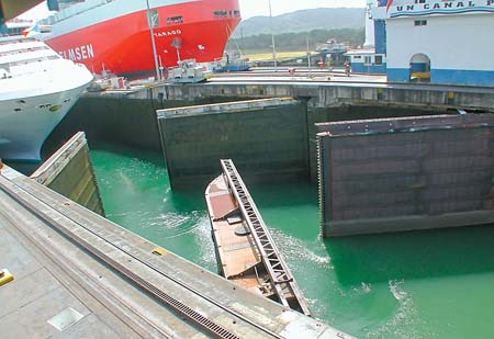 DSCN2370 Gatun Locks Opening 4x6 blowup