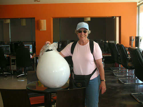 11 Helga with FAT BOY Jr. at internet cafe, Lavrion
