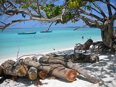 07 View of Uligan harbor from the beach