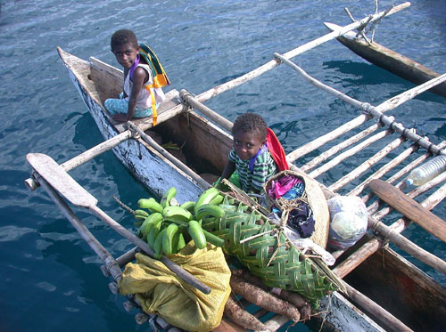 DSCN6417ChildrenwithFruitinDugoutCanoeLgView