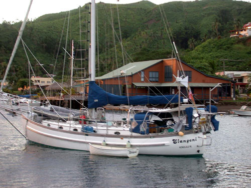 DSCN5360 Yacht in Front of Copra Shed Marina