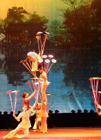 14 Acrobats plate spinning