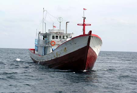 06 The fishing boat approaches