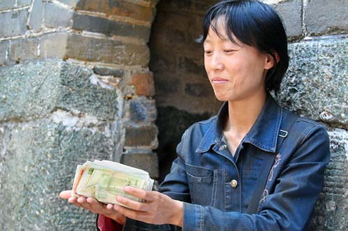 40 Happy Vendor Counts Money from Selling Cold Beer on the Great Wall