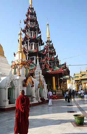 12-Novice-monk-in-maroon-ro