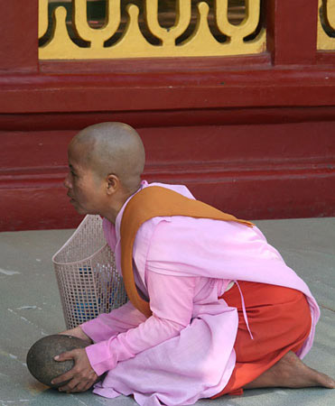 17-Nun-lifting-stone