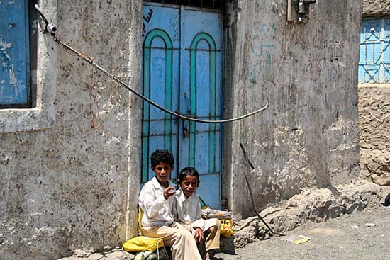 23 Two boys, buidling with blue doors Sana'a