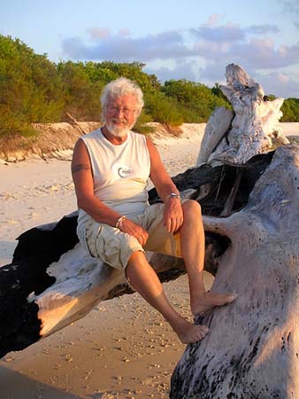 06 Gunter poses on driftwood, Uligan