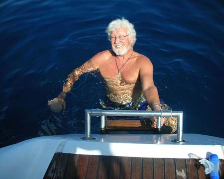 09 Gunter during swim stop at sea