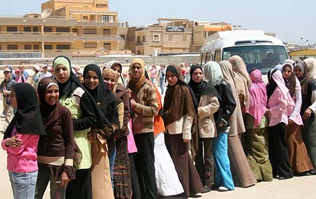 16 Busload of students visiting the pyramids